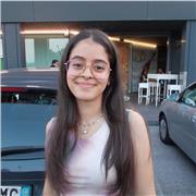 Studentessa all’università che offre aiutocompiti e spiegazioni delle lezioni di matematica